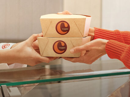 Refeições a peso. Fotografia de caixas de take-away cozinha continente.